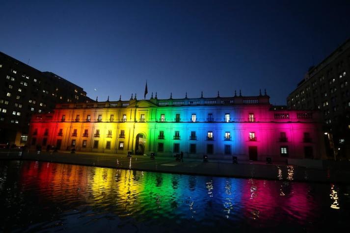 [VIDEO] Día contra la homofobia y transfobia: La Moneda se ilumina con los colores de la diversidad