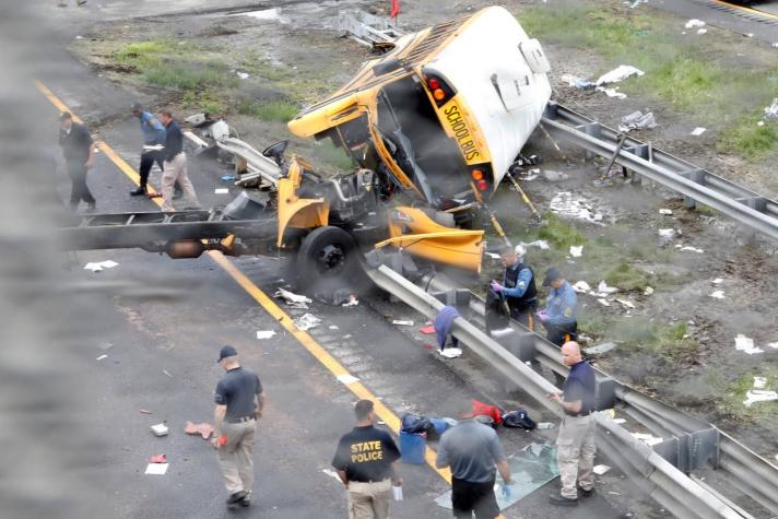 Accidente entre bus escolar y camión de basura deja 2 muertos y 43 heridos en Nueva Jersey