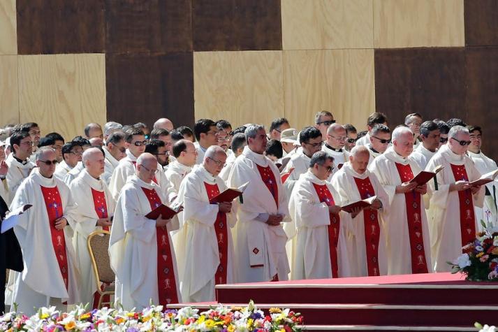 [VIDEO] Todos los obispos chilenos dejan carta de renuncia en manos del Papa Francisco