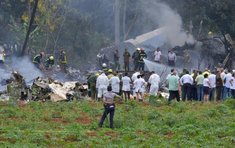 [VIDEO] Avión se estrella tras despegar en Cuba: Hay tres sobrevivientes