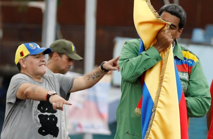 [VIDEO] El costoso regalo de Maradona para Nicolás Maduro