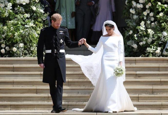 Diseñadora del vestido de Meghan revela qué le dijo el Príncipe Harry tras la boda