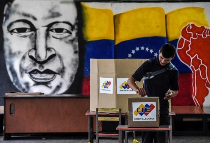 Varios colegios electorales siguen abiertos en Venezuela tras concluir horario oficial