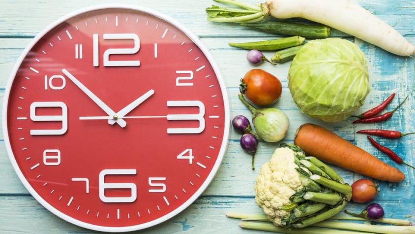 Qué es la "crononutrición" y cómo la hora a la que comes puede afectar a tu peso