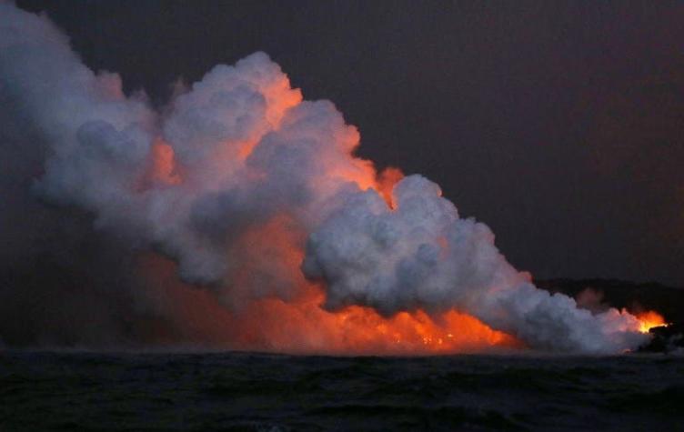[VIDEO] Volcán hawaiano registra nueva y violenta erupción nocturna