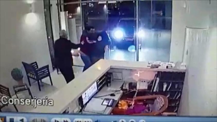 [VIDEO] Brutal golpiza de taxista a pasajero