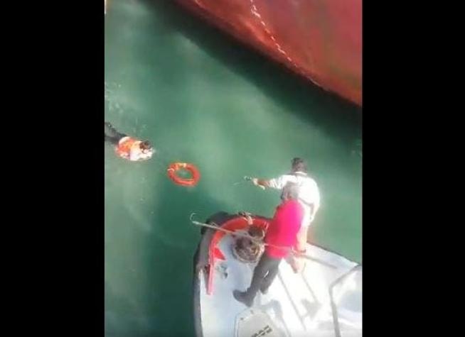 [VIDEO] Rescatan a conductor de camioneta que cayó al mar en el puerto de San Antonio