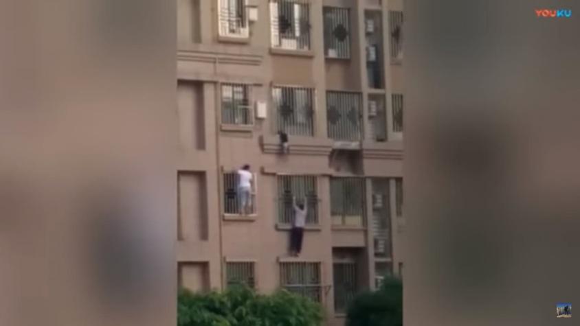[VIDEO] Dos "hombres araña" trepan cuatro pisos para salvar a un niño que estaba a punto de caer