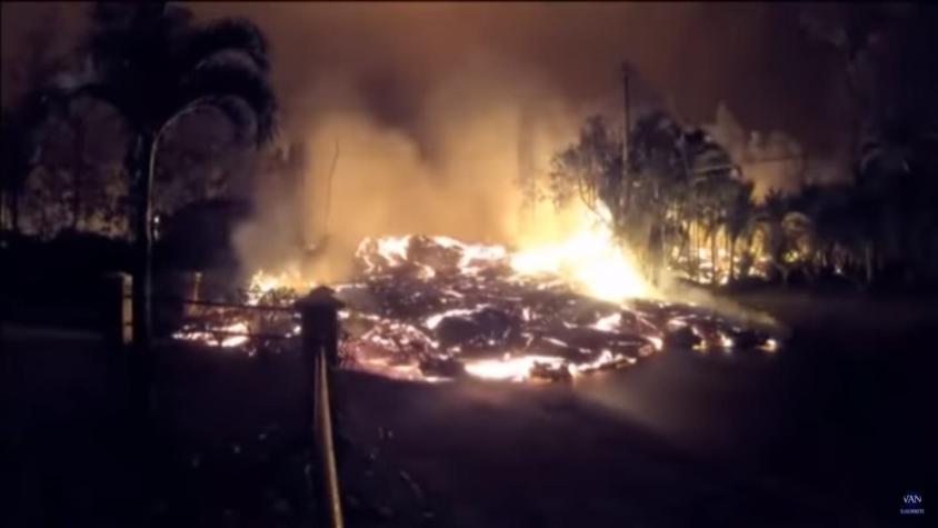 [VIDEO] El sorprendente registro de la lava que avanza por las calles de Hawaii