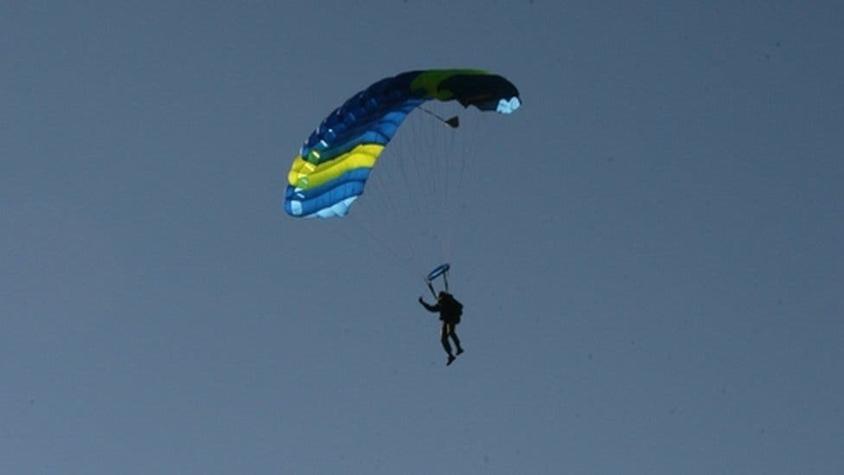 ¿Cómo se puede sobrevivir a una caída cuando falla un paracaídas?