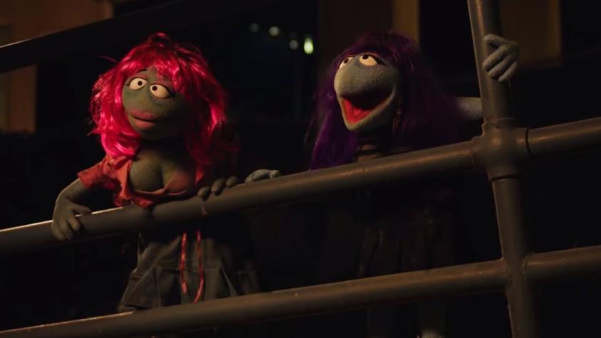 [VIDEO] "Plaza Sésamo" demanda a película para adultos por parodiar marionetas