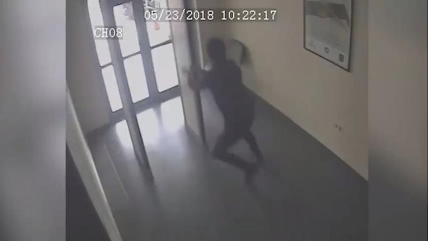 [VIDEO] Hombre condenado a prisión se escapa en pleno juicio
