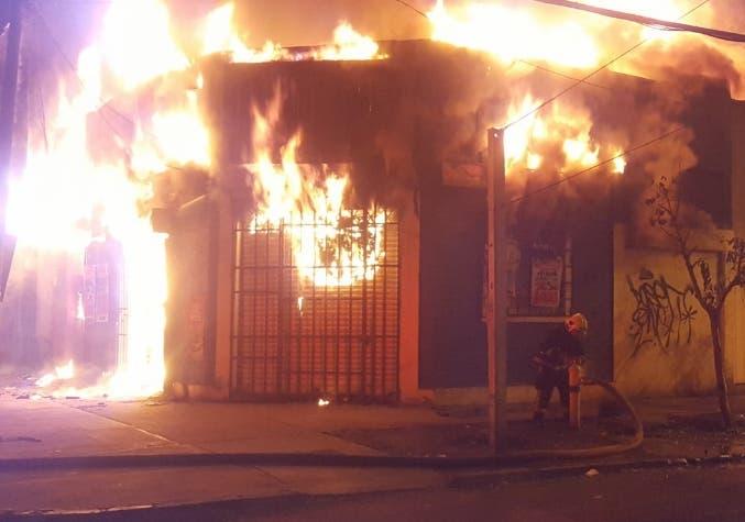 Incendio afecta a locales del barrio San Ignacio en Santiago Centro