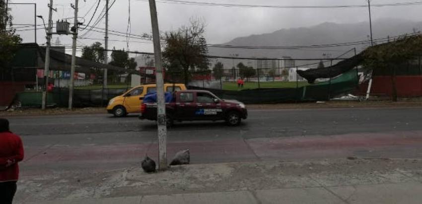 [VIDEO] Fuertes vientos provocan caída de muro en Juan Pinto Durán