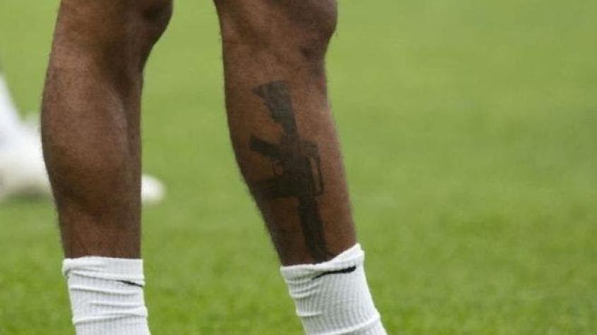 La emotiva defensa de Raheem Sterling, el futbolista inglés que se tatuó un rifle M16 en la pierna