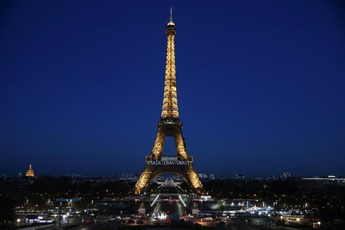 [VIDEO] Registro capta momento exacto en que un rayo impacta la Torre Eiffel