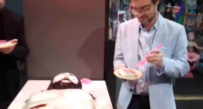 Ministro de Cultura de Buenos Aires se disculpa por comerse un "Cristo" como pastel