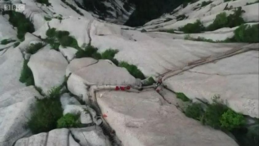 [VIDEO] El peligroso trabajo de reparar una atracción turística en China a 2.000 metros de altura