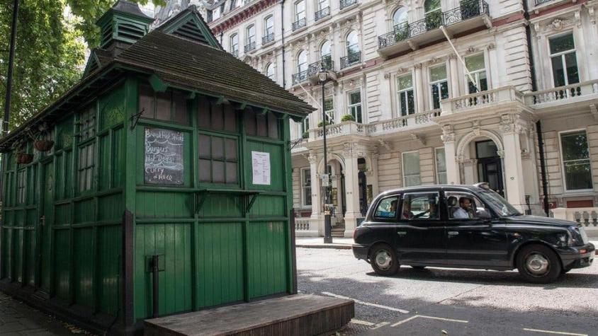 Qué son y para qué sirven las 13 misteriosas casetas verdes que salpican Londres