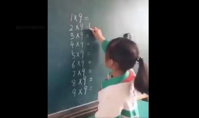 [VIDEO] Ojalá lo hubiéramos conocido antes: niña muestra genial truco de la tabla del 9