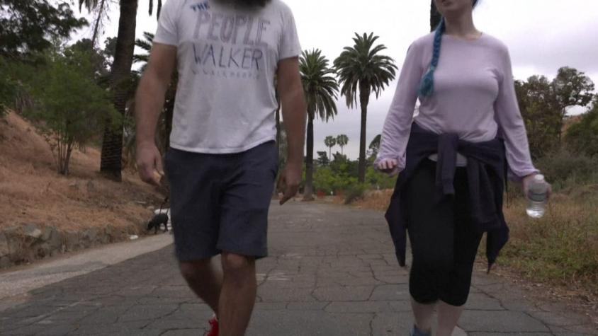 [VIDEO] El paseador de gente: cobra por acompañar a personas a caminar
