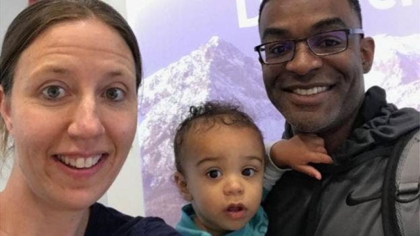 La polémica por la aerolínea que pidió a una mujer blanca demostrar ser la madre de su hijo mestizo