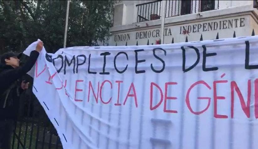 [VIDEO] Estudiantes feministas se toman sede de la UDI