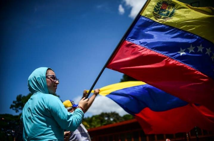 Ex embajador en Caracas estima que 450 mil venezolanos emigrarán a Chile