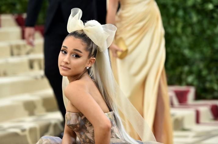 Ariana Grande presume de su gigante anillo de compromiso en Disneyland