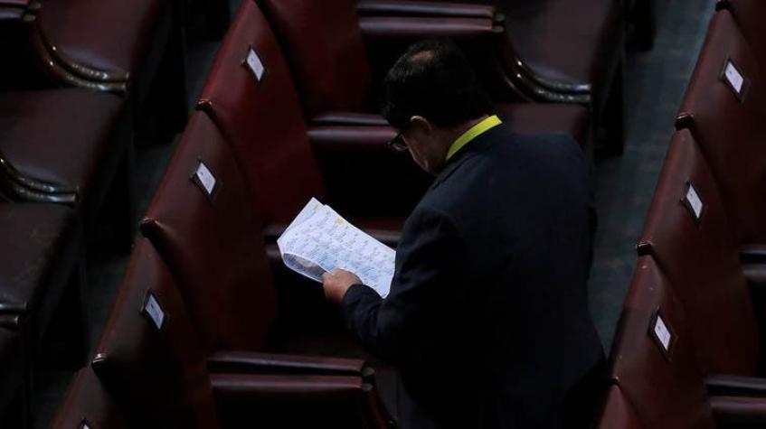 [VIDEO] Diputado cambió su asiento antes de la Cuenta Pública de Piñera