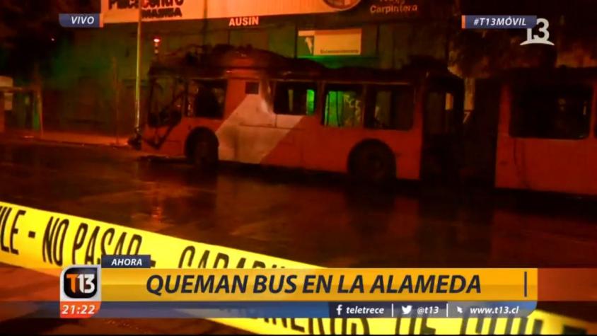 [VIDEO] Encapuchados queman bus del Transantiago en Estación Central
