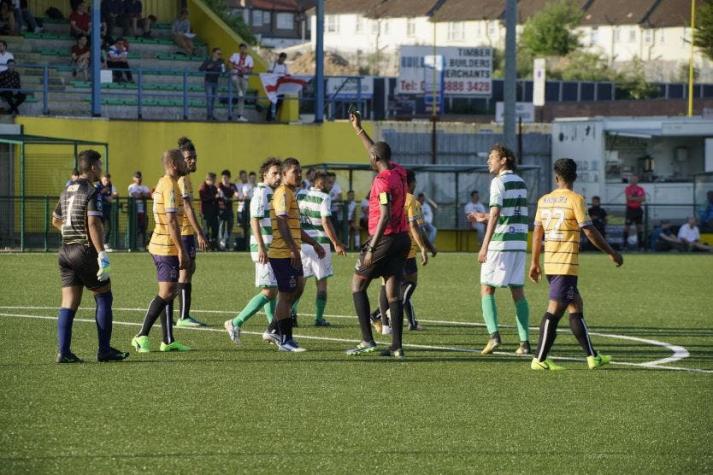 Árbitro aplica por primera vez la "tarjeta verde" en un partido de fútbol