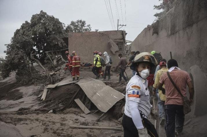 Aumentan a 65 los fallecidos por erupción de volcán en Guatemala
