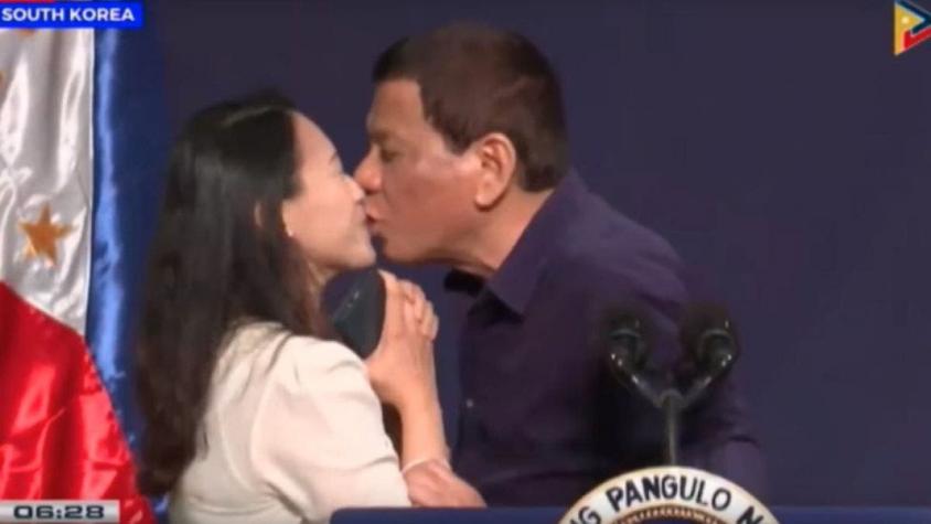 [VIDEO] Presidente de Filipinas responde por polémico beso a mujer: "a todo el mundo le gustó"