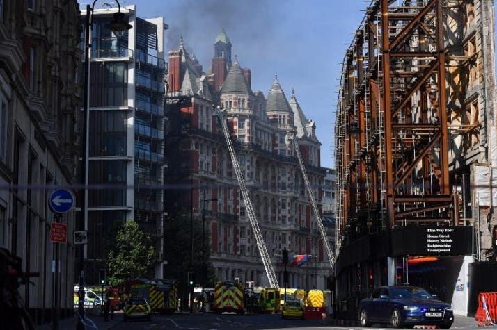 Incendio en un hotel cinco estrellas de Londres moviliza a 120 bomberos