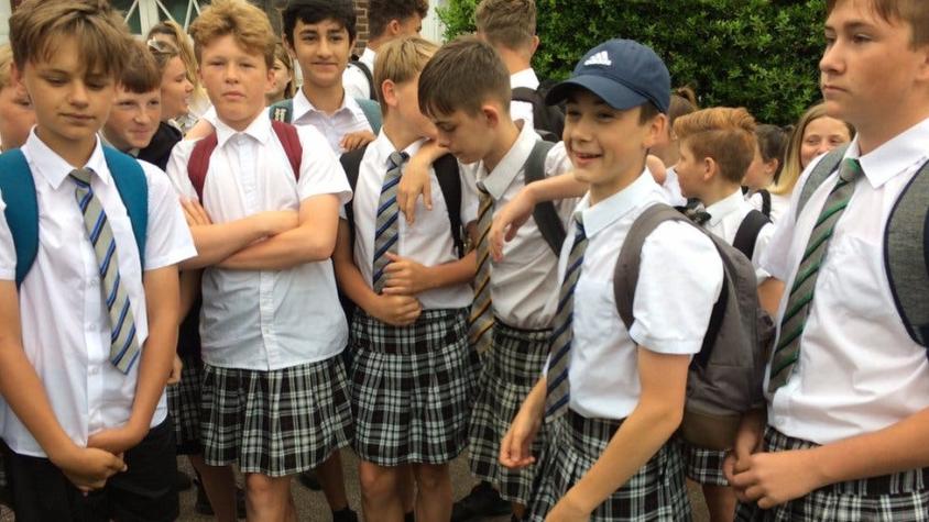 Un colegio británico prohíbe a los niños usar pantalón corto: les sugiere ir con falda