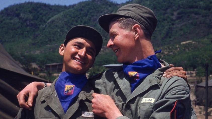 "Tuve que caminar sobre mis compañeros muertos": el soldado y fotógrafo del "Batallón Colombia"