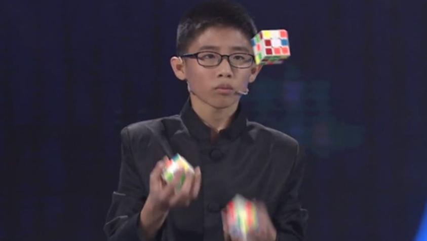 [VIDEO] El niño de 13 años que logró un récord Guinness al armar cubos Rubik haciendo malabares