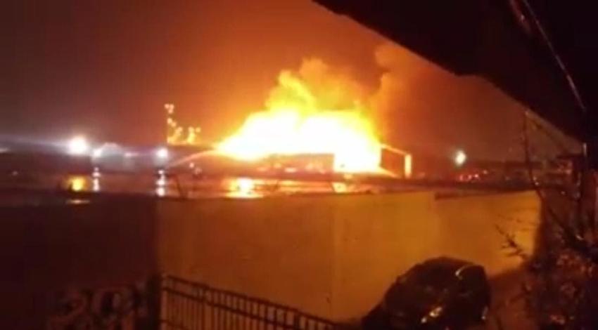 Gran incendio afecta a empresa papelera en Puente Alto