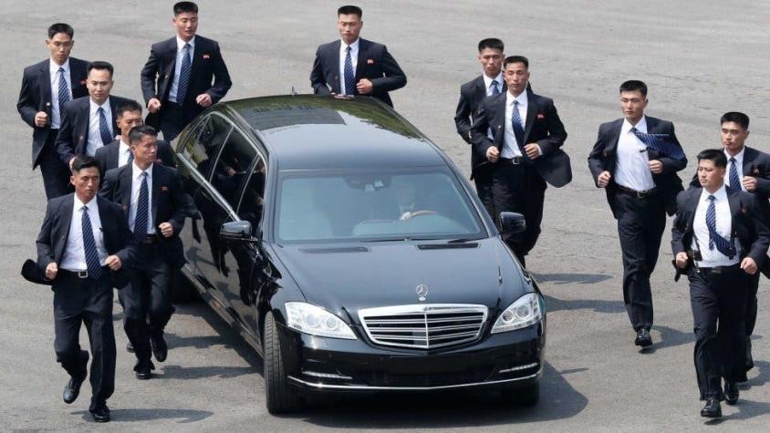 Los misteriosos escoltas de traje y corbata que corren al lado de la limusina de Kim Jong Un