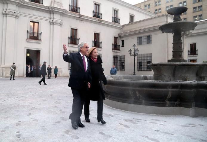 [VIDEO] El recorrido de Piñera y Cecilia Morel por La Moneda cubierta de blanco