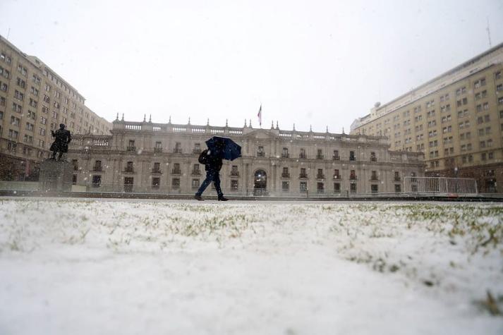 [VIDEO] Nieve y granizos cubren de blanco las calles de Santiago