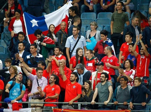 [FOTO] El parecido entre uniformes de Chile y Costa Rica que hará sufrir a los más sensibles