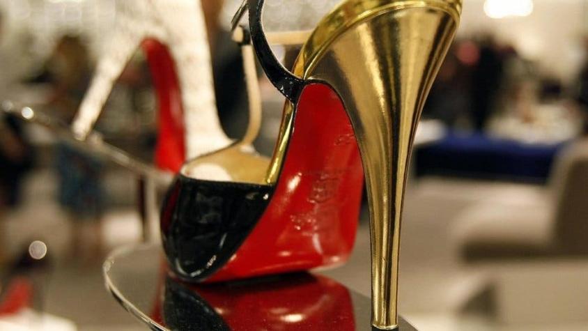 Louboutin: por qué el color rojo en la suela de los zapatos enfrentó a dos grandes empresas de lujo