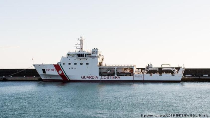 Barco con 932 inmigrantes llega al puerto italiano de Catania