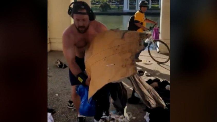El estremecedor video en que un corredor tira a la basura las pertenencias de una persona sin techo