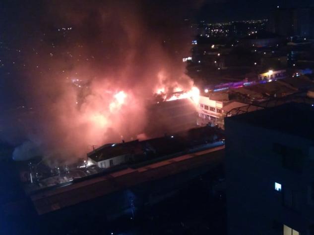 [VIDEO] Incendio en Santiago Centro consume dos locales comerciales