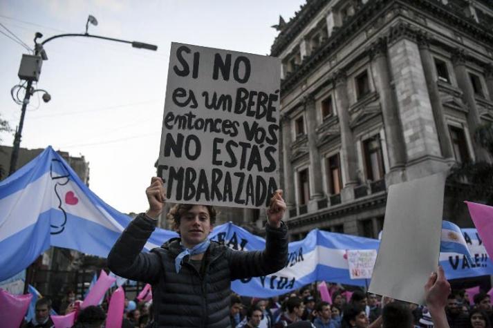 [VIDEO] Diputados de Argentina votan legalización del aborto en medio de tenso debate