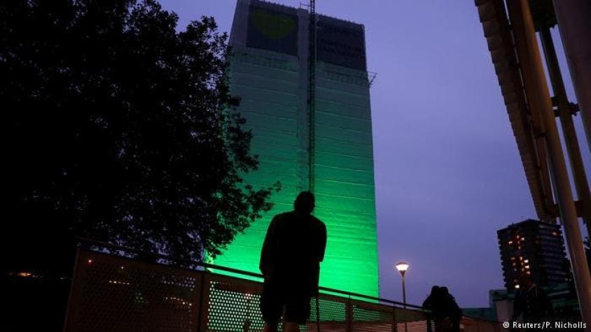 Torre Grenfell iluminada de verde en aniversario de incendio