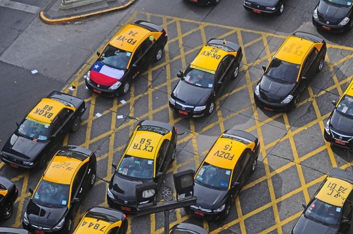 [VIDEO] Taxistas protestan contra Uber con caravana a La Moneda